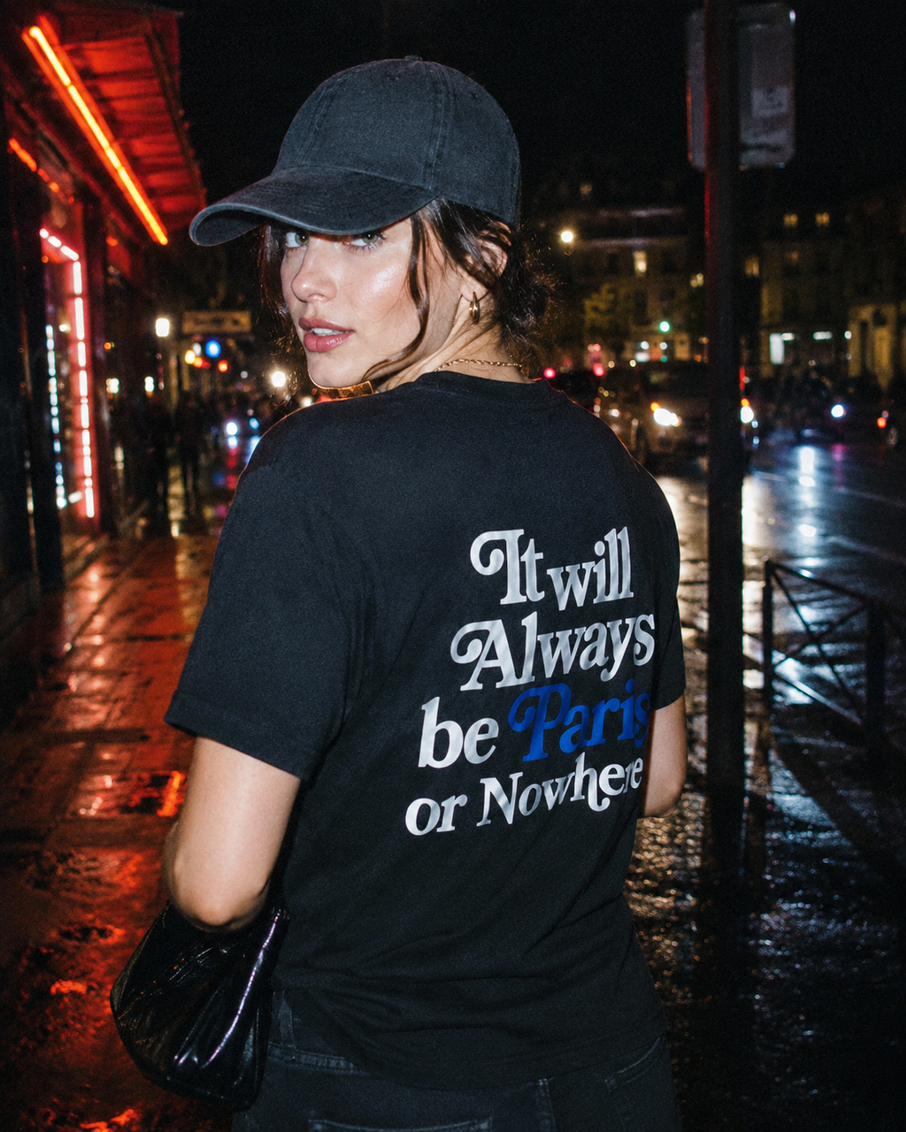 Tee porte dans une rue de Paris la nuit